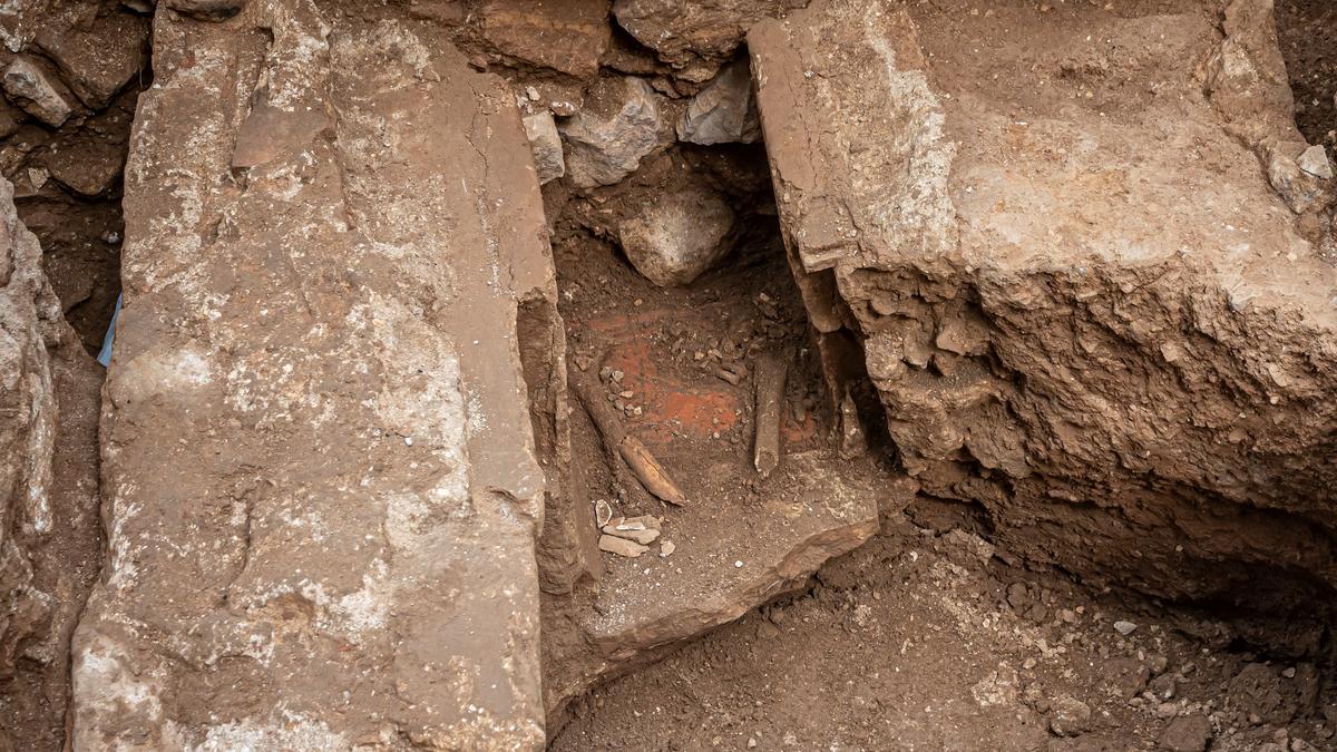 Excavación de una necrópolis tardorromana en la plaza Antoni Maura por la reforma de la Via Laietana. Parte de una tumba tardorromana, cortada por un muro medieval.