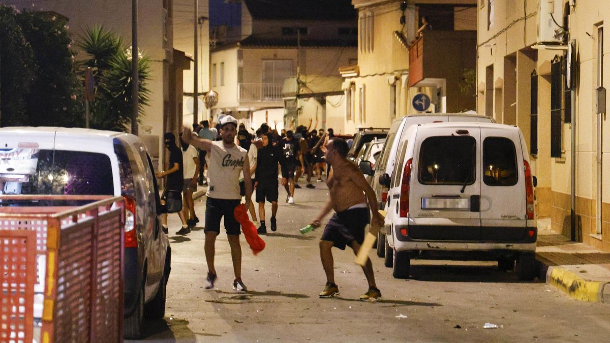 Detenido en Mataró un líder de un movimiento ultra  Deport Them Now UE  que llamó a hacer una  cacería  en Torre Pacheco