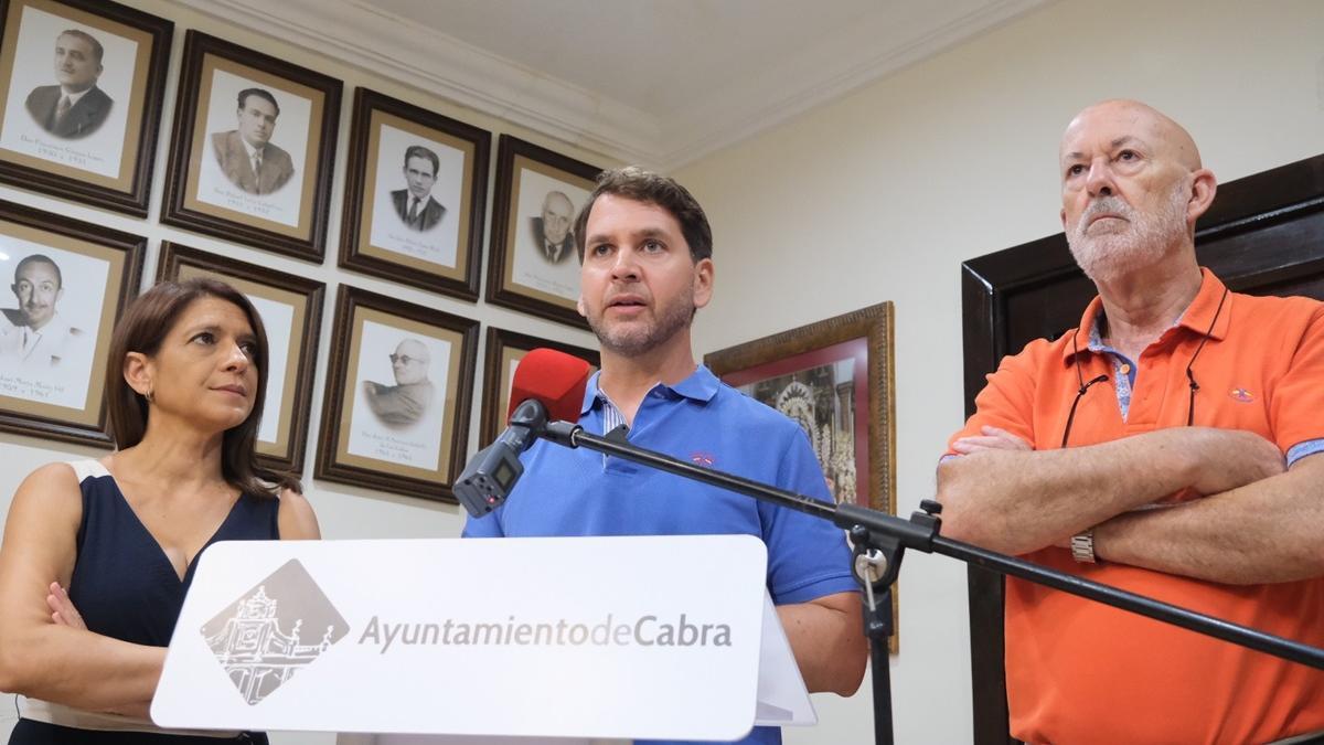 El alcalde de Cabra, Fernando Priego, explica el programa.
