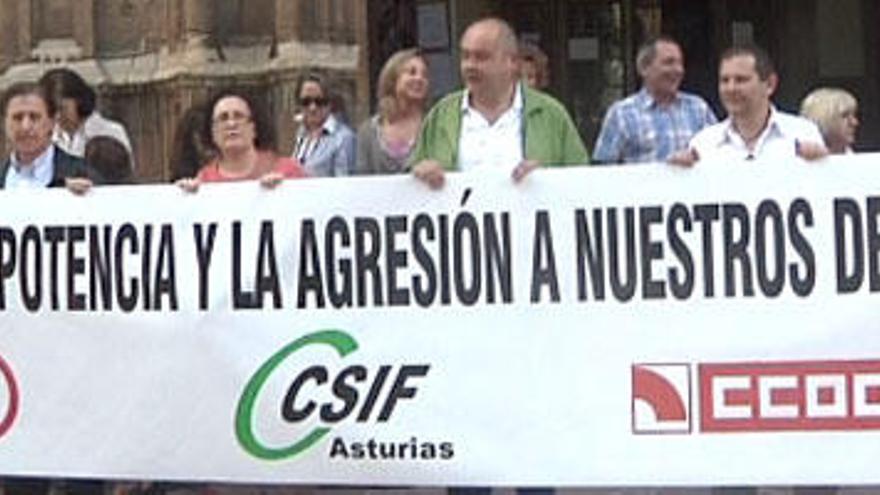 Concentración de funcionarios de Justicia en la plaza Porlier de Oviedo.