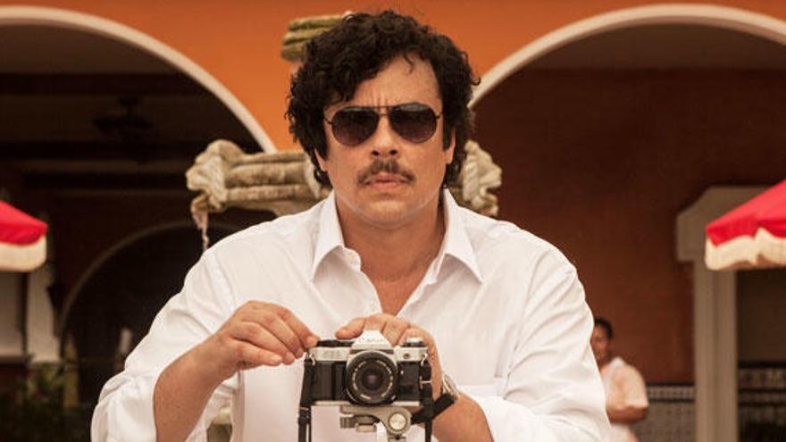 Benicio del Toro encarnando al &#039;narco&#039; Pablo Escobar.