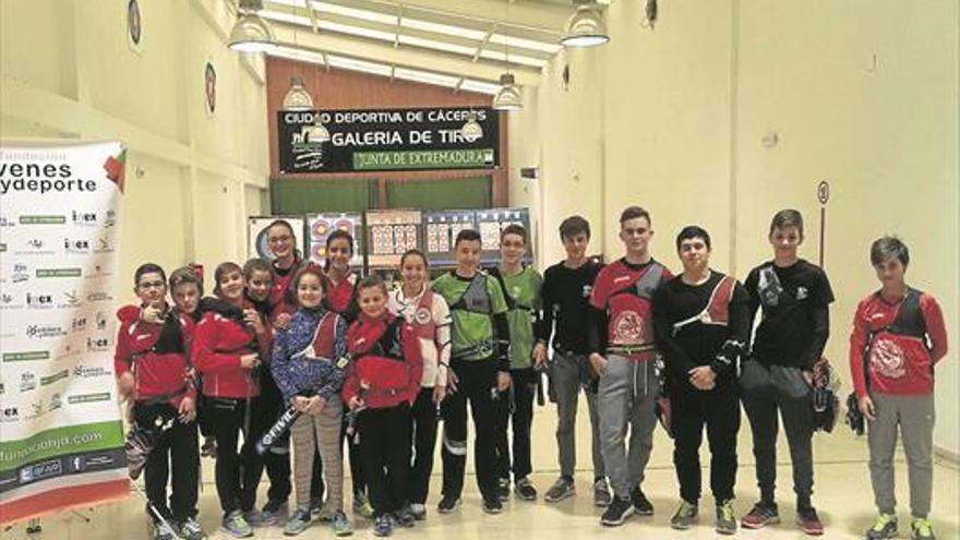 tiro con arco de nivel en la ciudad deportiva cacereña