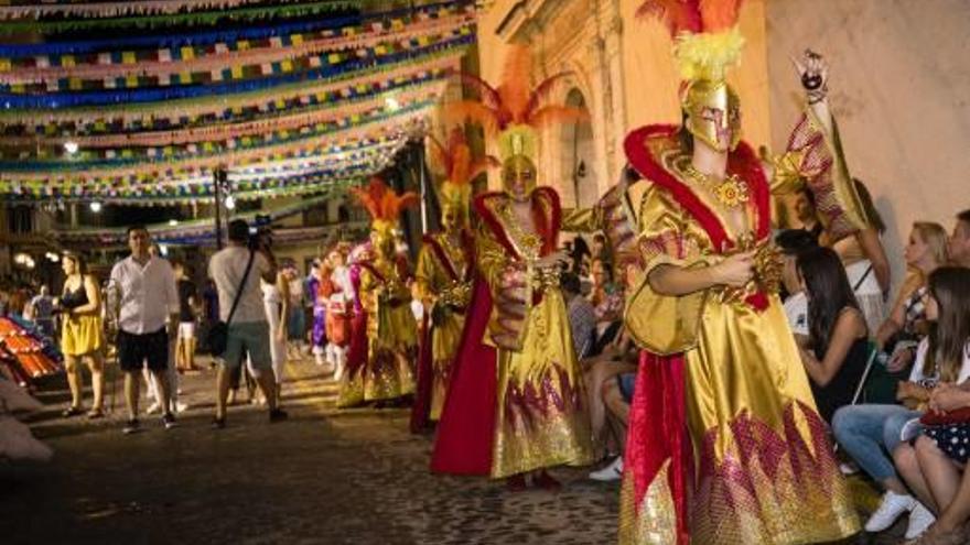 Un carrer de Guadassuar en una nit de danses.