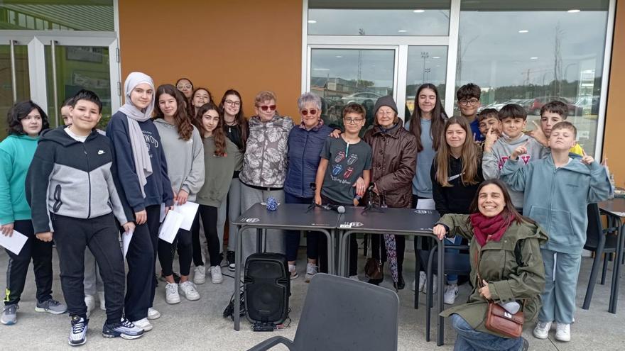 Escolares del instituto Manuel Murguía con mayores en una sesión de encuestas por la calle.