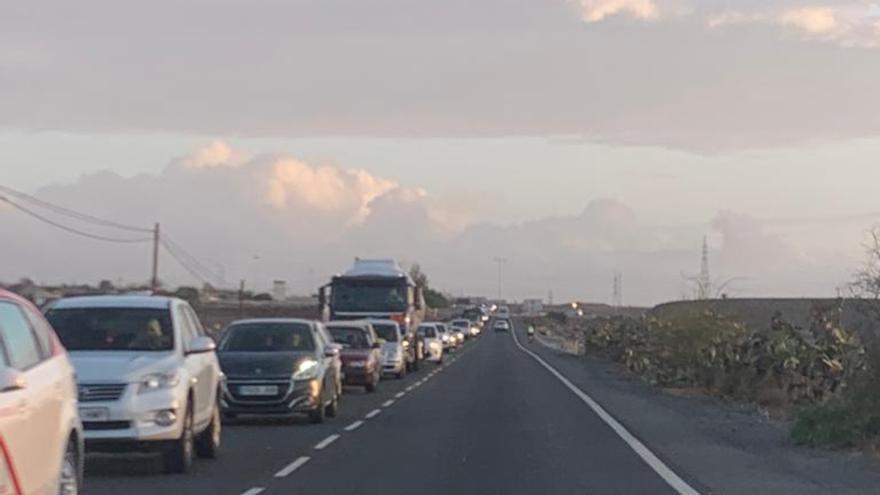 Un accidente colapsa la antigua carretera del Sur en Gran Canaria