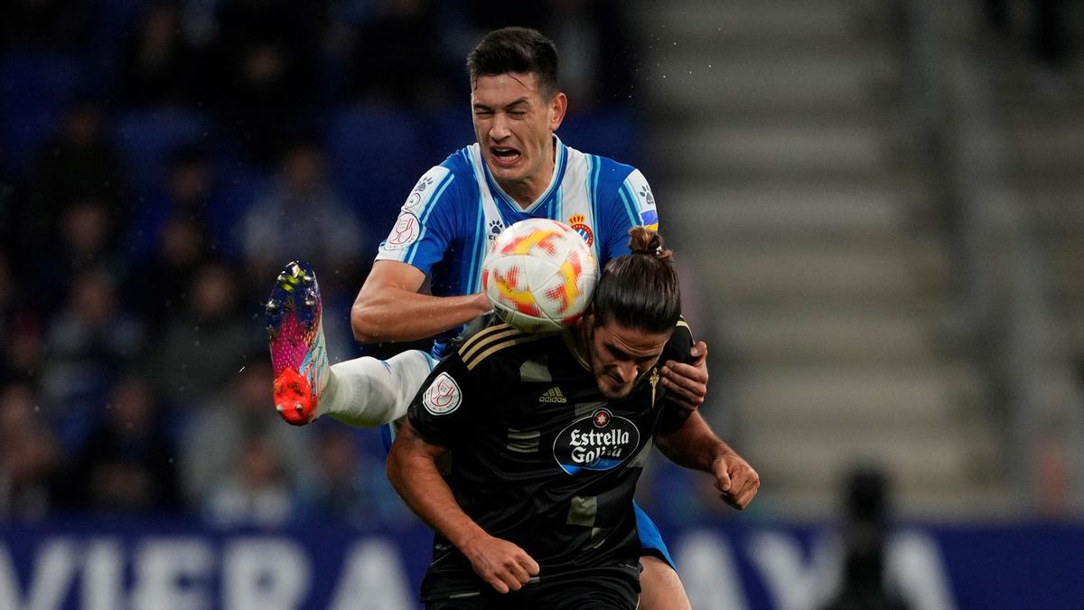 César Montes, el nuevo jugador del Espanyol, pelea por un balón con Paciencia, el delantero del Celta.