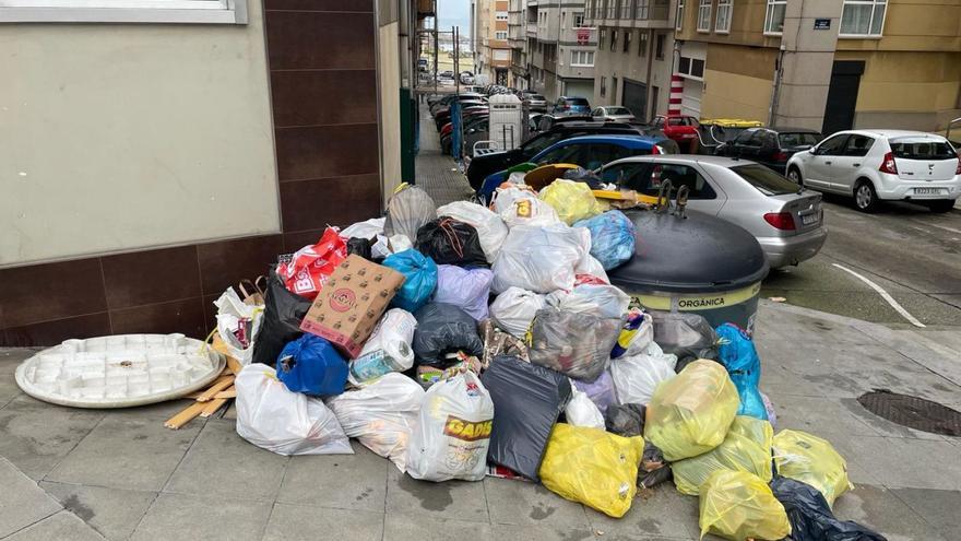 Basura sin recoger, acumulada, ayer, en el cruce de la calle Orillamar con su travesía. |   // LA OPINIÓN