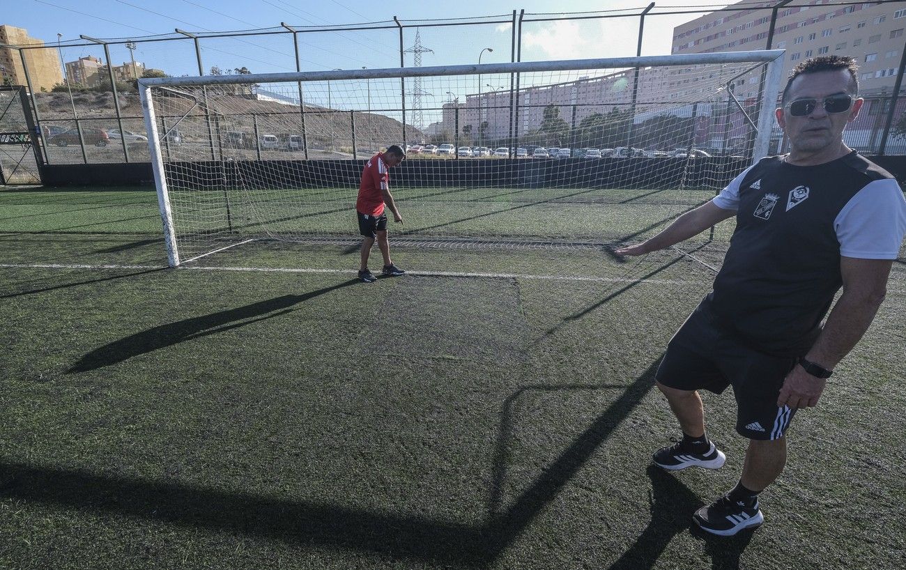 El Pilar, el campo de la vergüenza del fútbol base: "El césped es chicle y se nos puede caer una valla encima"