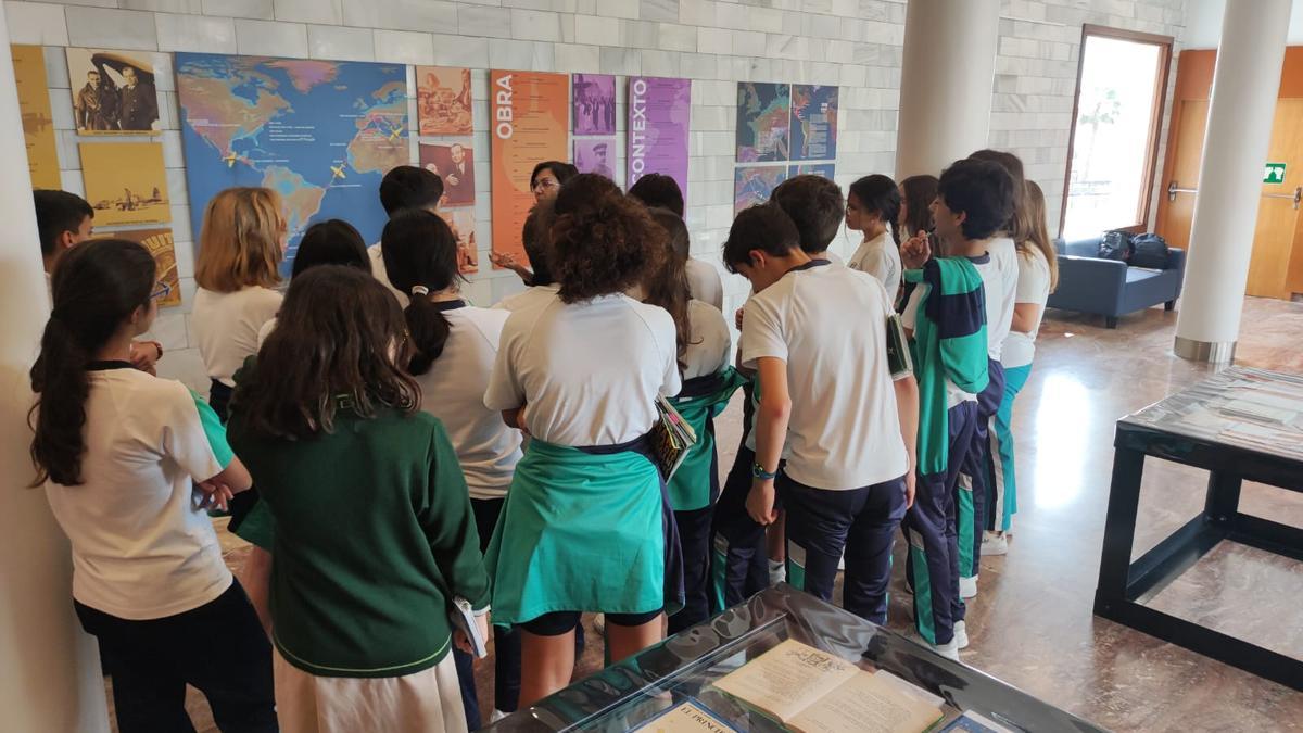 Alumnado del Colegio San José Dominicas FESD, en la Biblioteca Pública del Estado durante su visita a la exposición 'El Principito y El Aviador'.