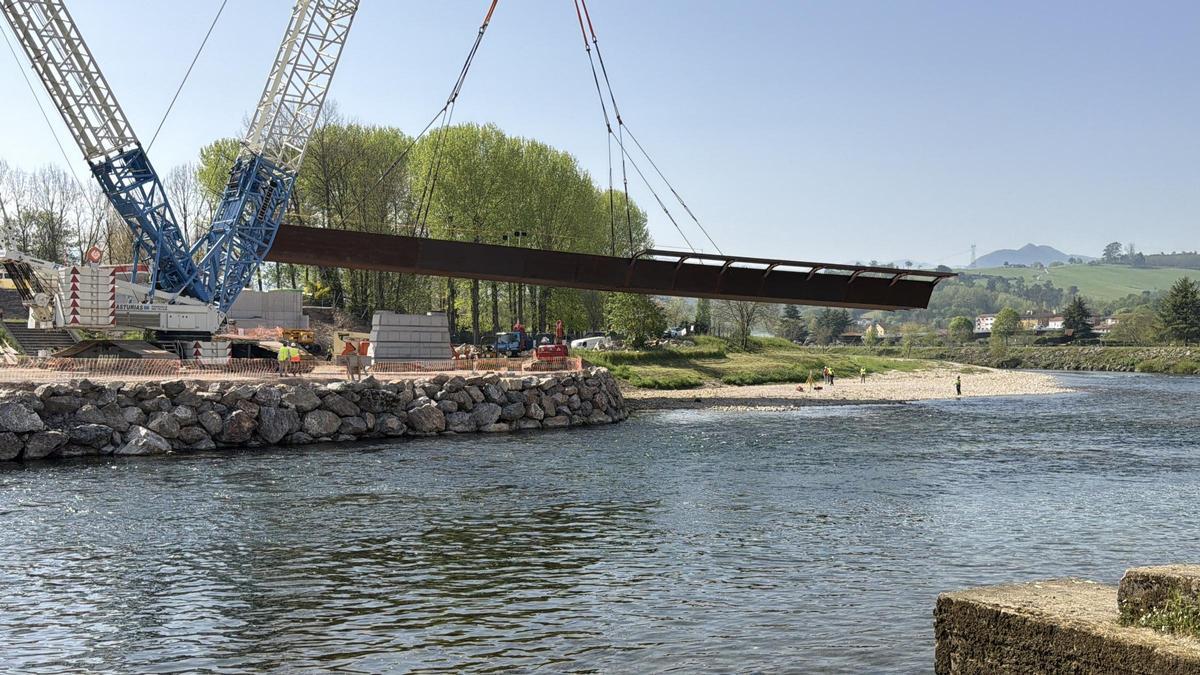 Finaliza el montaje de la estructura metálica del puente de Arriondas