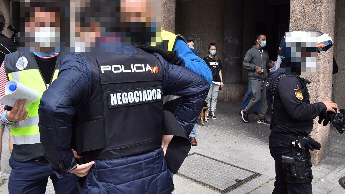 Policías y vecinos, delante del edificio de Ronda de Nelle donde ocurrieron los hechos esta mañana.