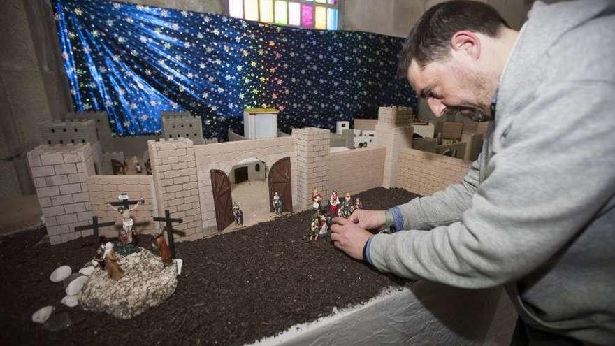 Lisardo Constenla, ayer, ultimando la instalación de la maqueta de la Pasión. // Bernabé / Cris M.V.