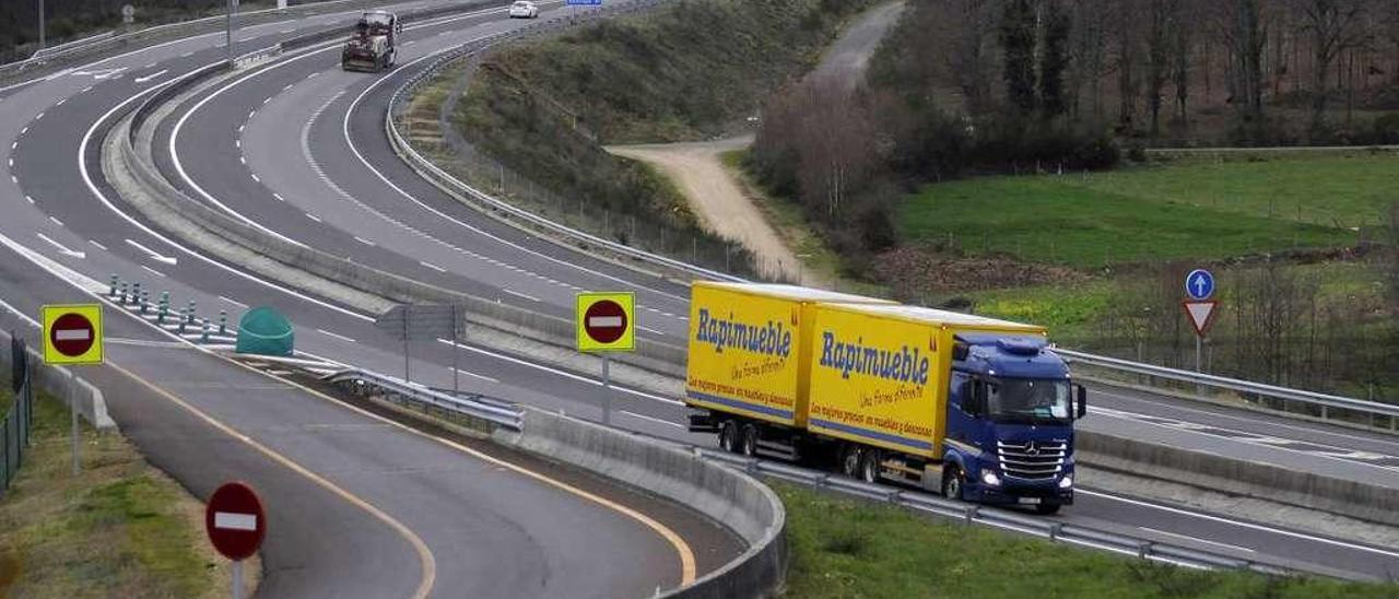 Vehículos por la autopista, cerca de la salida del polígono Lalín 2000. // Bernabé/Javier Lalín