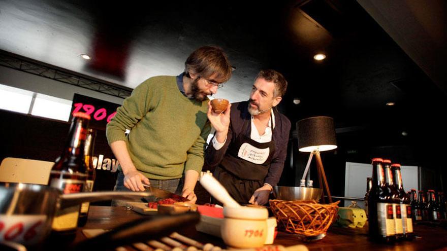 El músico Xoel López y el cocinero Pepe Solla durante la presentación en A Coruña del &#039;gastroconcierto&#039;.