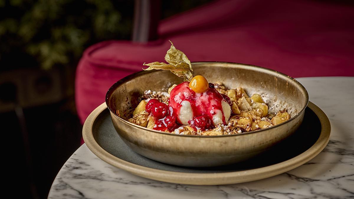 El crumble caliente de frutas y avena con helado de vainilla pone el punto dulce a la experiencia gastronómica de Antigua Embajada.