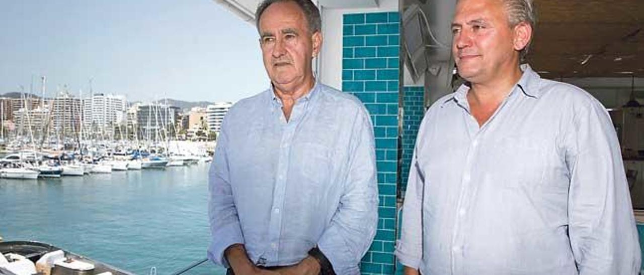 Javier Sanz, a la izquierda, junto a Juan Enseñat. Las terrazas del Club Náutico tienen unas de las mejores vistas de Palma sobre su bahía.