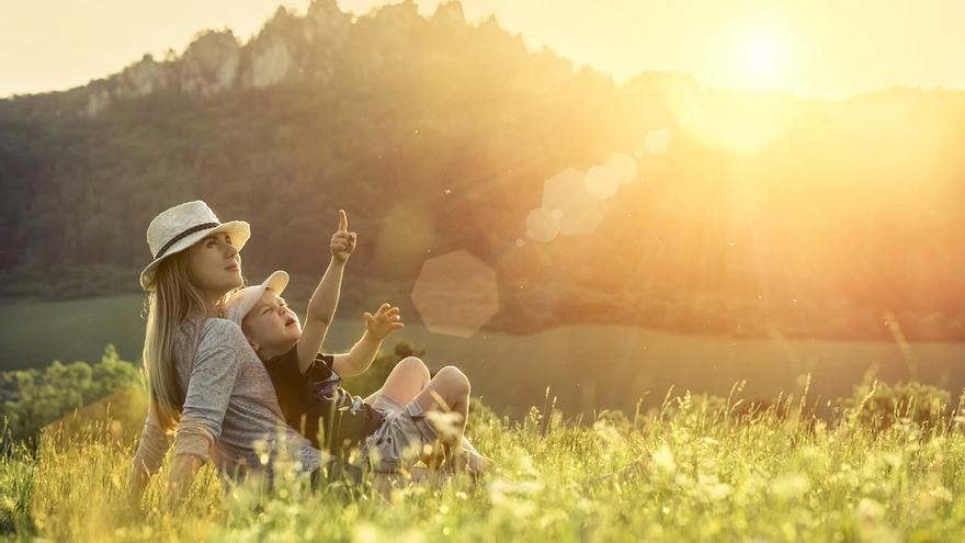 Una familia disfruta de un día en la naturaleza