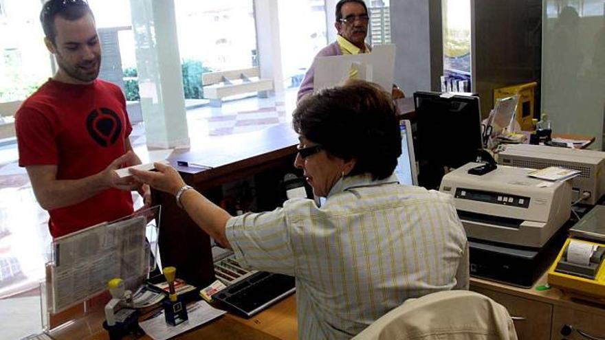 Correos ha renovado por completo su sede de la plaza Emilio Sala. Numerosos clientes utilizaron ayer las nuevas instalaciones.