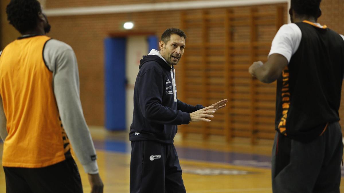 Natxo Lezkano durante un entrenamiento del Liberbank Oviedo Baloncesto