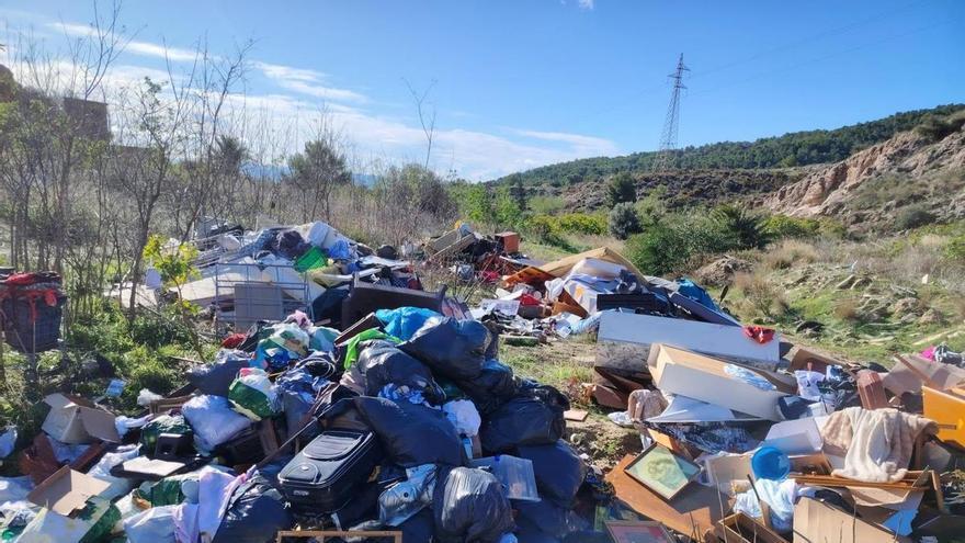 Identifican a los autores de un vertido incontrolado en el arroyo Cueva de la Higuera en Torremolinos