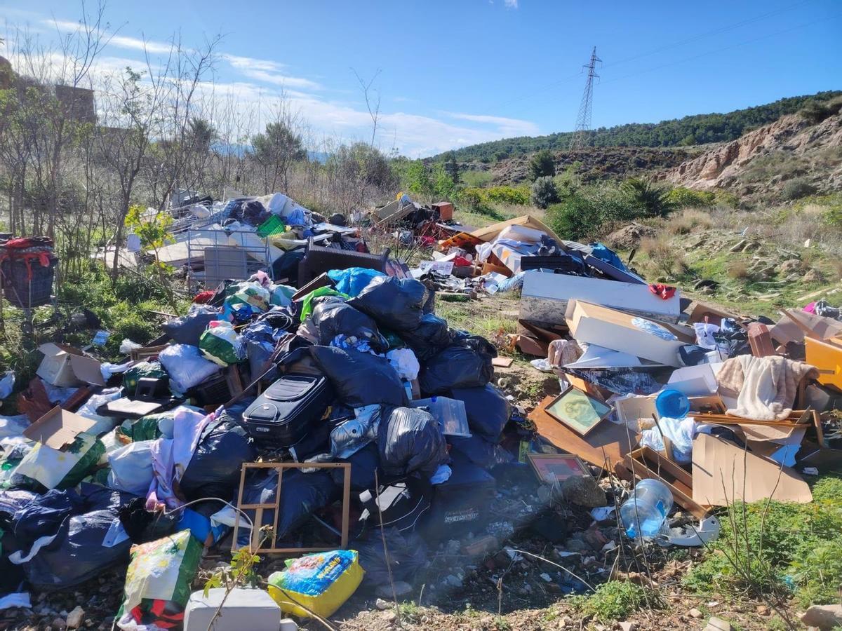 La Policía Local de Torremolinos identifica a los autores de un vertido junto a un arroyo en Torremolinos.