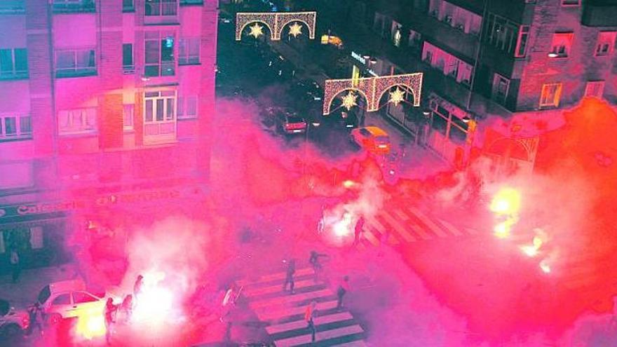 Un momento de la enorme pelea protagonizada por hinchas del Sporting y del Sevilla entre las calles Manso y Aguado. / lne