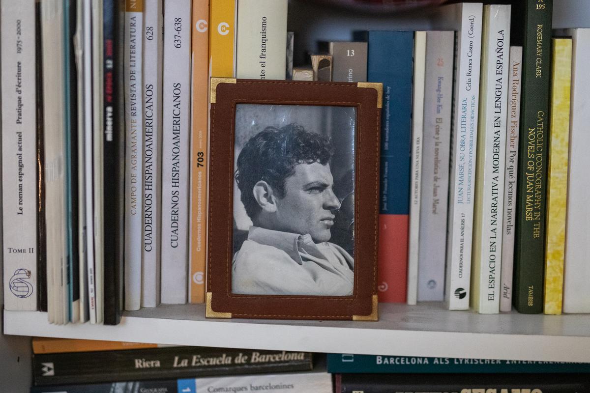 Juan Marsé, en un retrato de juventud que el escritor barcelonés tenía en su despacho.