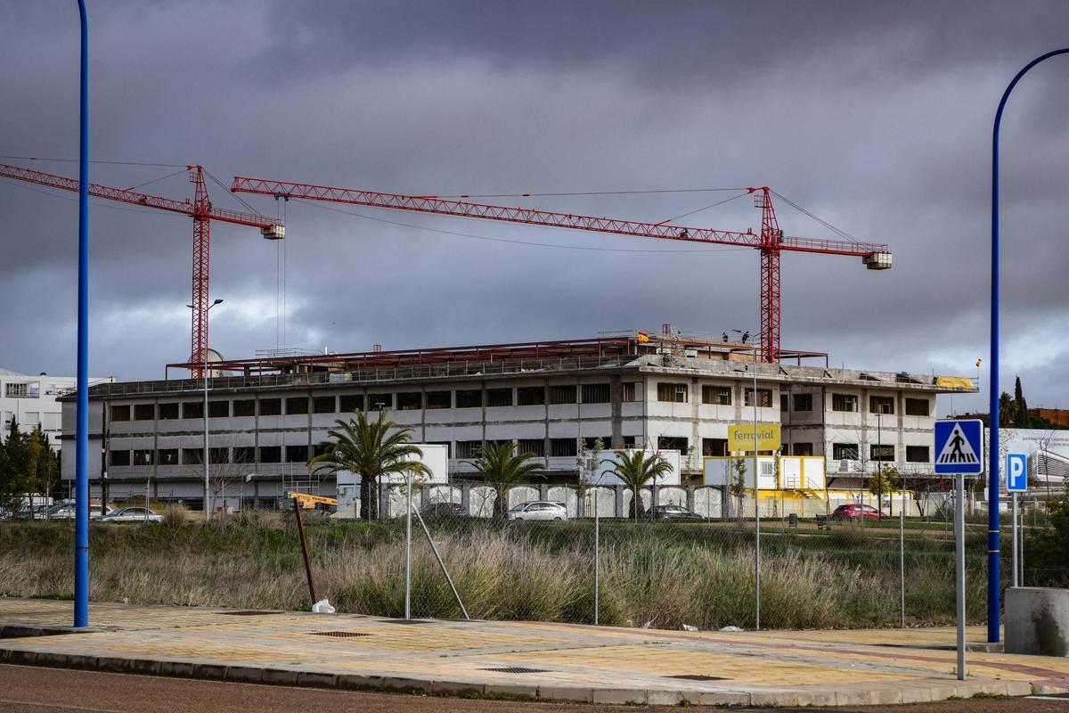 Obras del nuevo hospital que el grupo Quirónsalud está construyendo en la avenida de Elvas.