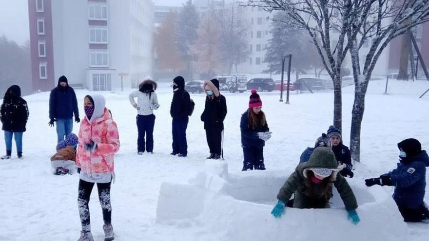 Gente disfruta de la nieve en la estación de Manzaneda, la semana pasada