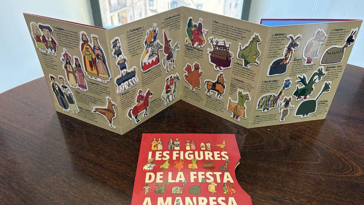 La portada i el llibre desplegat amb els imants, que es poden treure