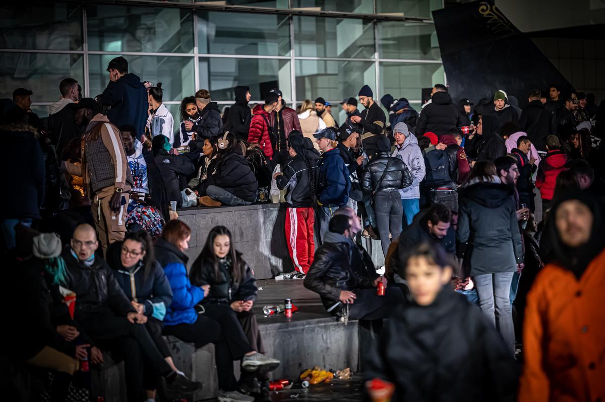 Jóvenes de botellón frente al MACBA, de madrugada, el pasado enero.