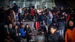 Jóvenes de botellón frente al MACBA, de madrugada, el pasado enero.