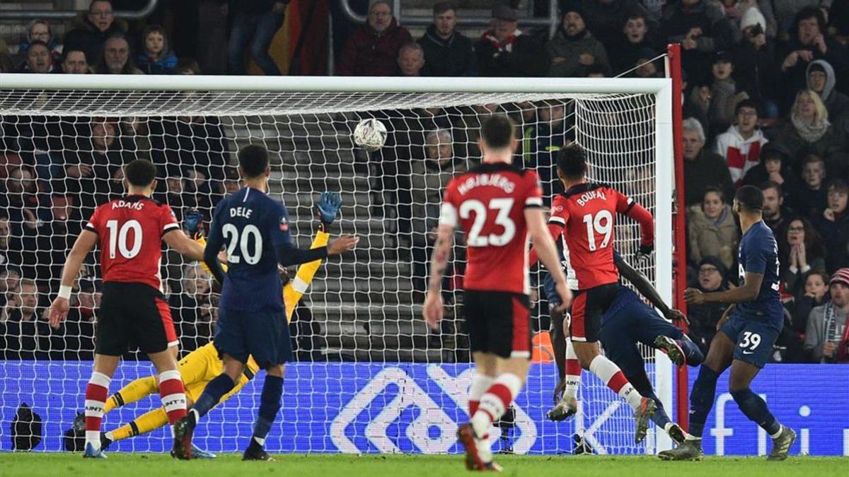 Momento en el que el balón de Boufal se introduce en la meta de Lloris