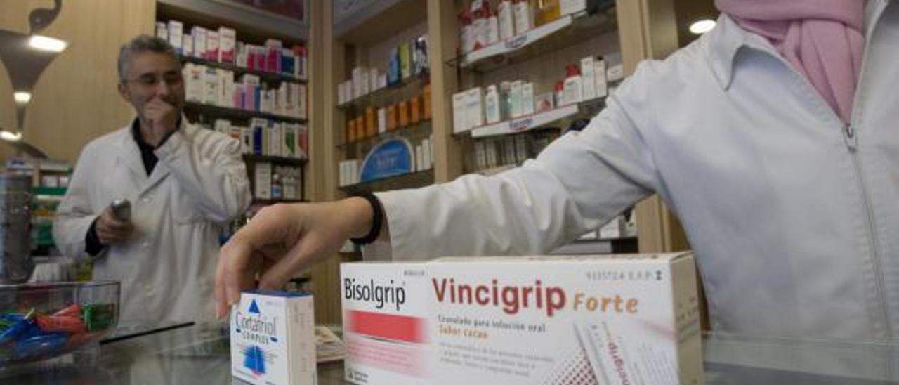 La venta de antigripales en las farmacias se dispara y la epidemia se ceba con los menores