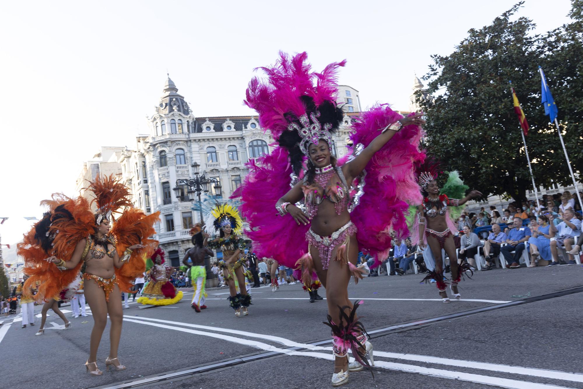 En Imágenes: El Desfile del Día de América llena las calles de Oviedo en una tarde veraniega