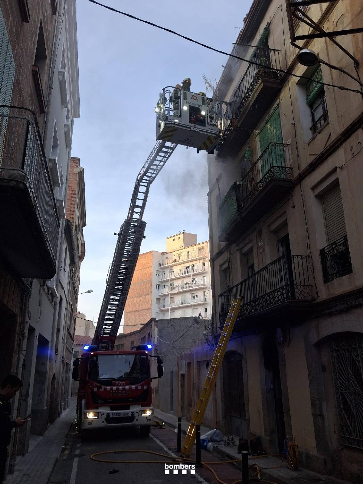 Bombers fent el rescat dels veïns