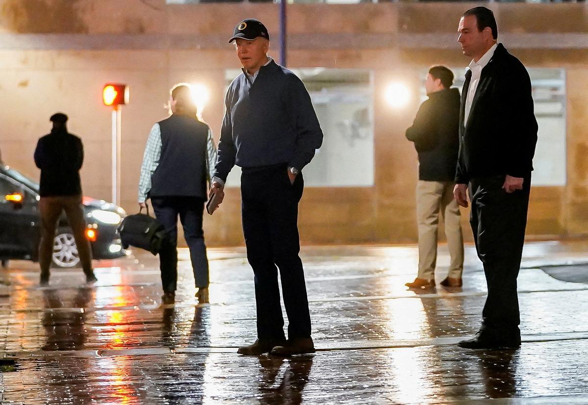 Un automovil choca contra la caravana de seguridad de Biden durante un acto en Delaware