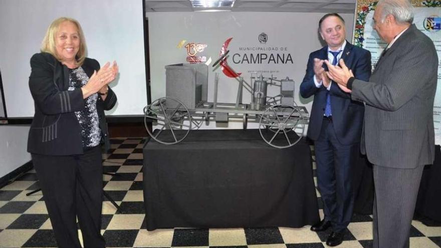 Jesús Otero y dirigentes municipales de Campana, junto a la réplica del automóvil de Manuel Iglesias.