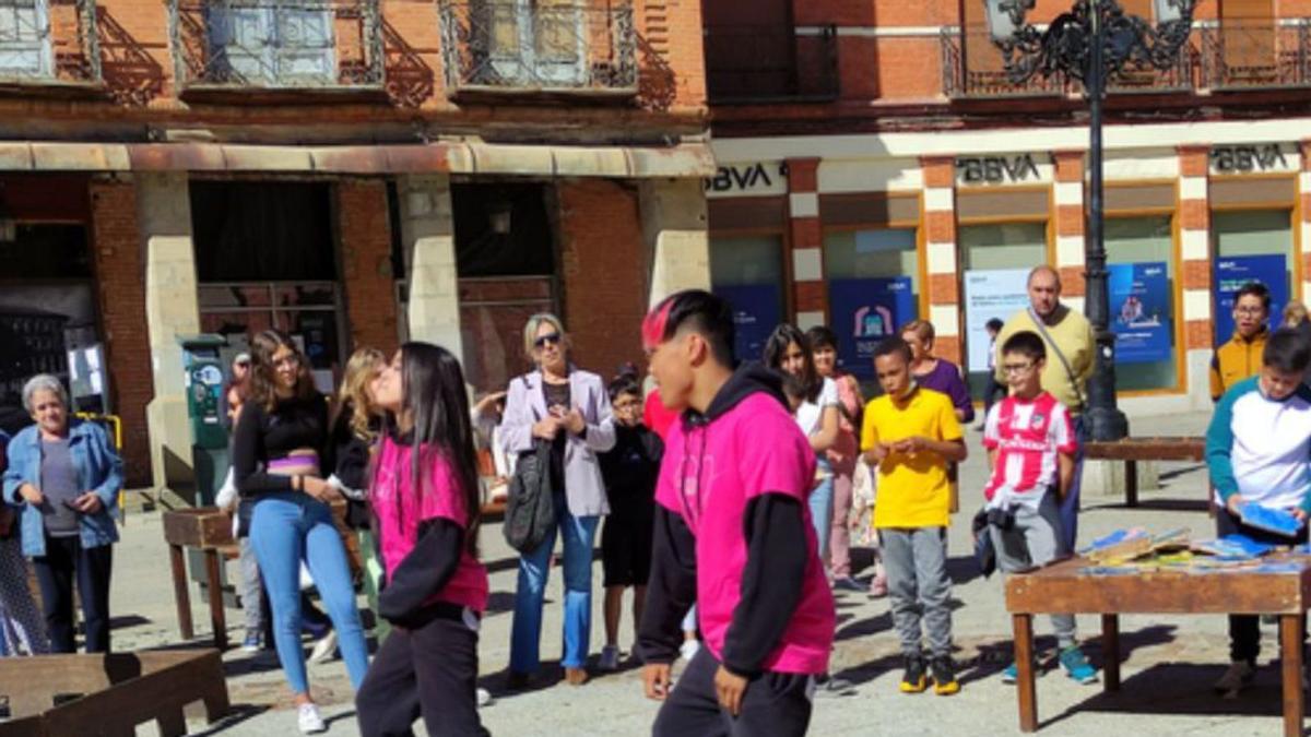 Dos jóvenes de Benavente mostraron su danza urbana en las jornadas. | E. P.