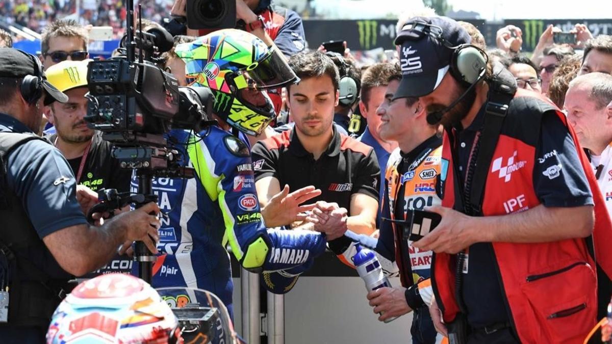 Valentino Rossi y Marc Márquez se dan la mano en Montmeló.