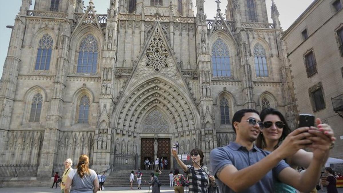 Turistas delante de la catedral de Barcelona.