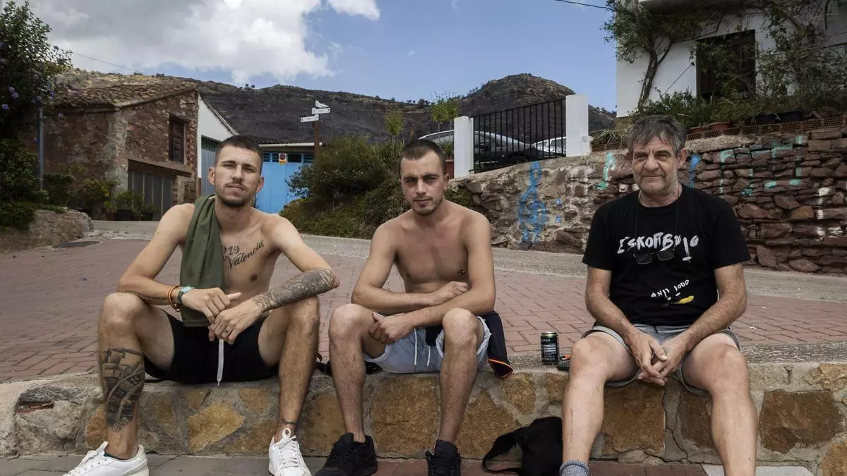 Volver a casa en Gátova tras lo peor del incendio: "Vi el monte arder de noche, imagina cómo se siente"