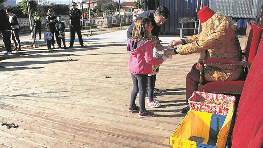 el emisario real recoge las cartas en almassora