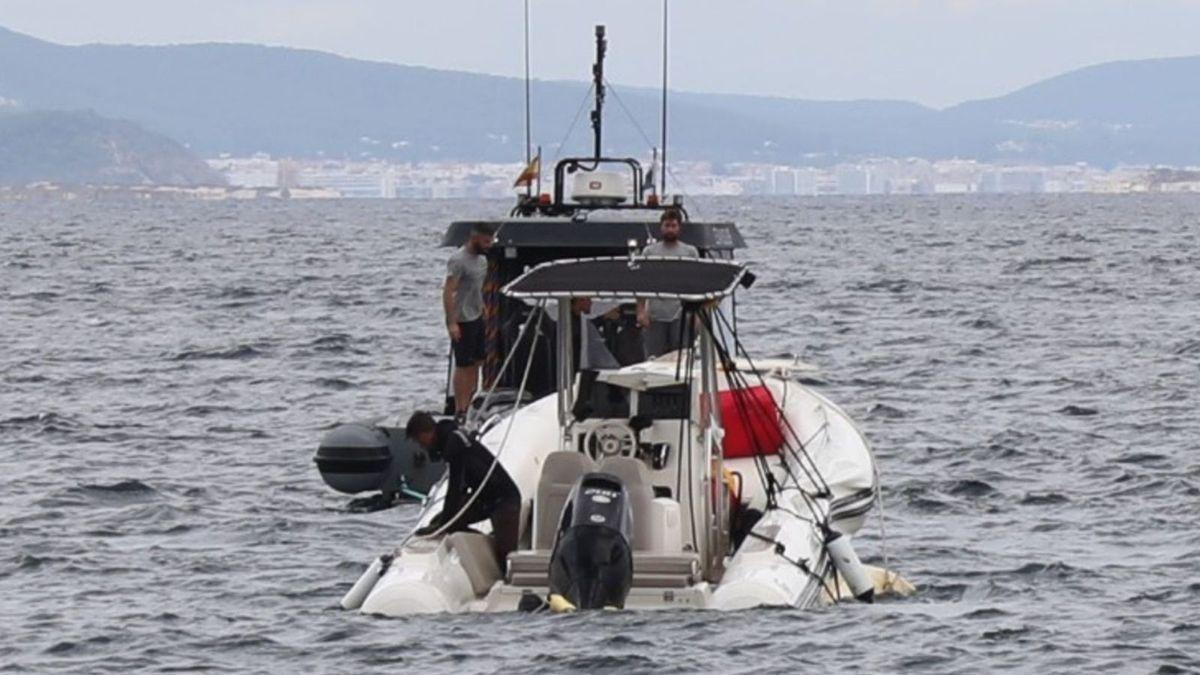 Una empresa especializada remolca el ‘Elvis’ en es Calo de s’Oli rumbo al puerto de Eivissa.