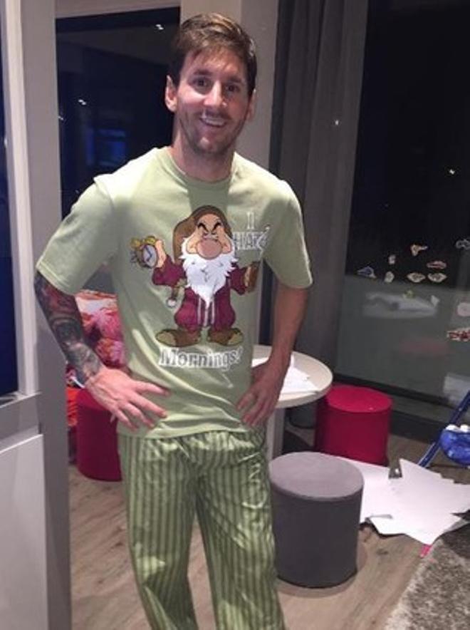 Messi, amb el pijama que li ha regalat Luis Suárez.