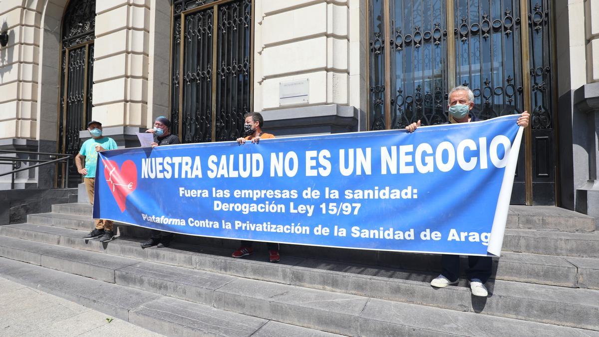 Protesta contra las privatizaciones en la sanidad pública, ayer en Zaragoza.