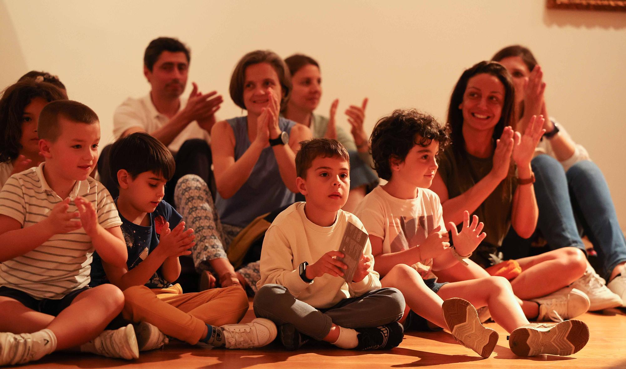 Más de cien familias disfrutan en el MARCO de una experiencia pictórico-musical con Laxeiro