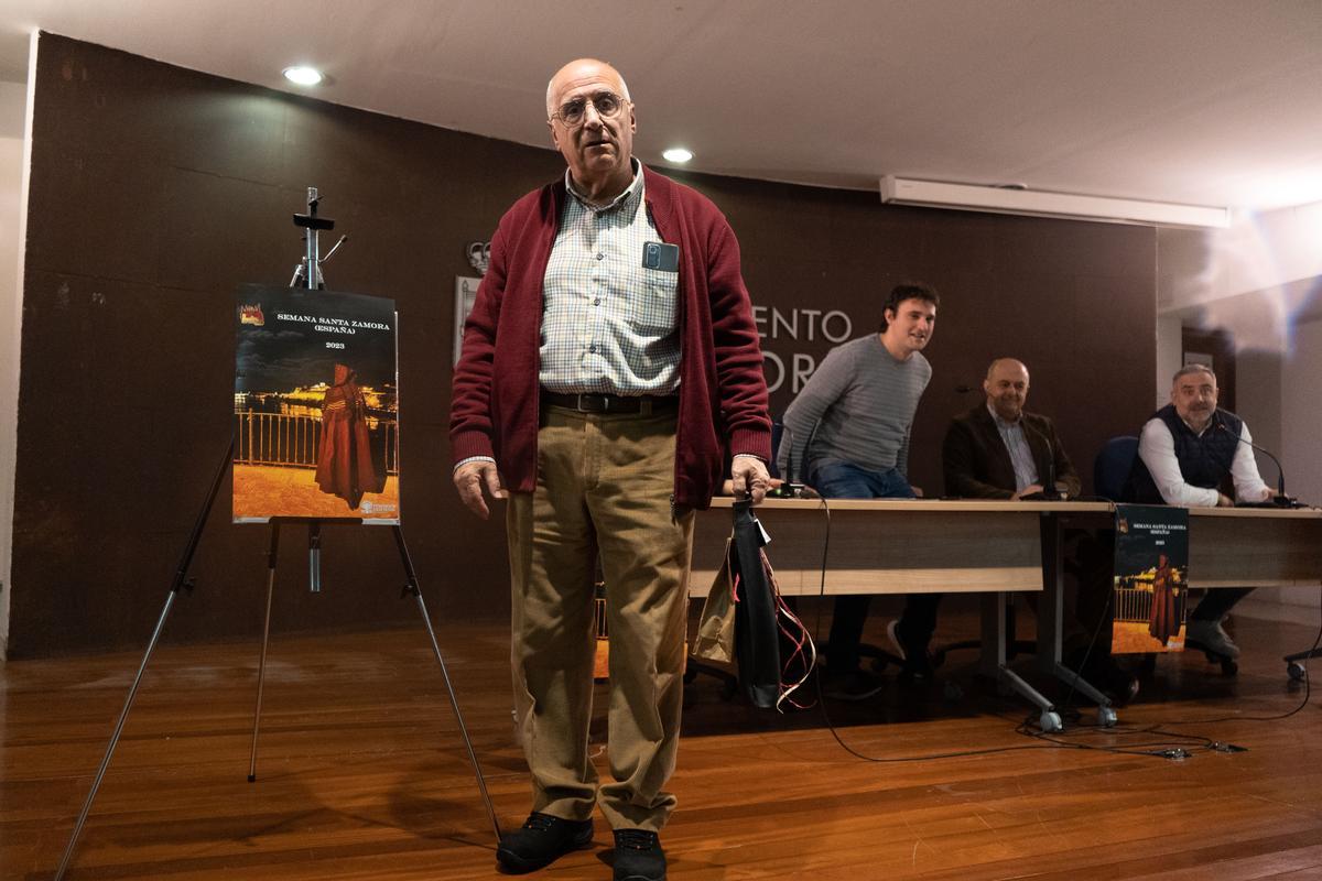 Jesús Mario Álvarez, el tercer premiado, junto a la obra ganadora de Miguel Luis Bravo