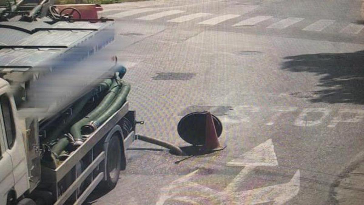Imagen proporcionada por el Ayuntamiento sobre un vertido de la empresa multada en la red de saneamiento en la zona de Muchavista