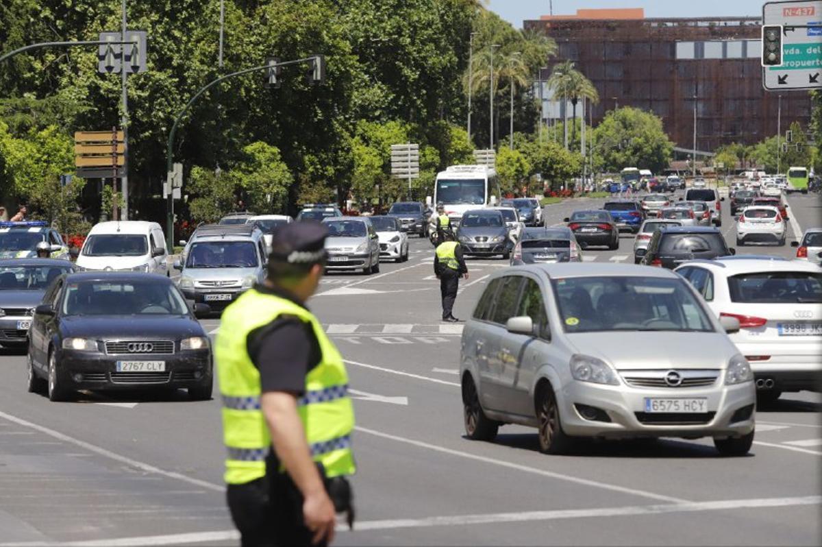 La Policía Local controla el tráfico.